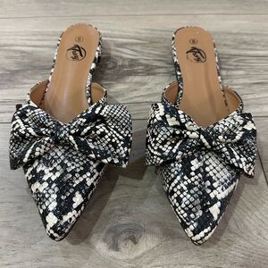Trary Black and White Snake Print Mules
